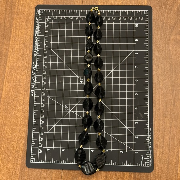 Vintage black and gold beaded necklace with clasp - Picture 4 of 4